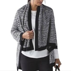 Lululemon Divinity Scarf Wrap Poncho Black White Knit OS